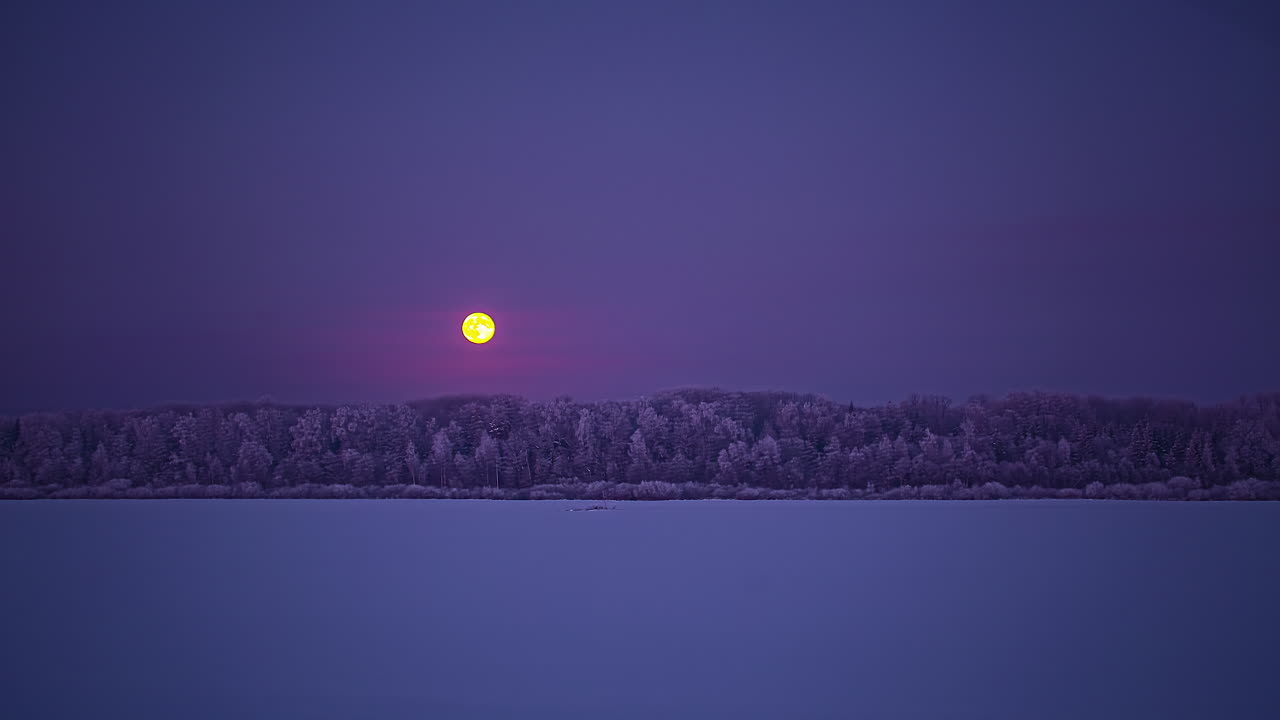 얼어붙은 호수와 숲 너머로 떠오르는 보름달 - 꿈꾸는 듯한 시간 경과