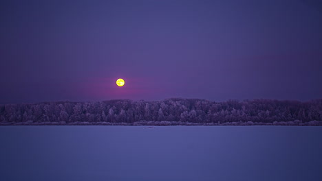 Vollmond,-Der-Hinter-Einem-Zugefrorenen-See-Und-Wald-Aufgeht---Verträumter-Zeitraffer