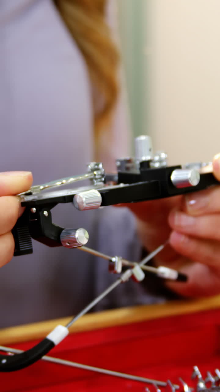 una mujer preparando un mesbrille.