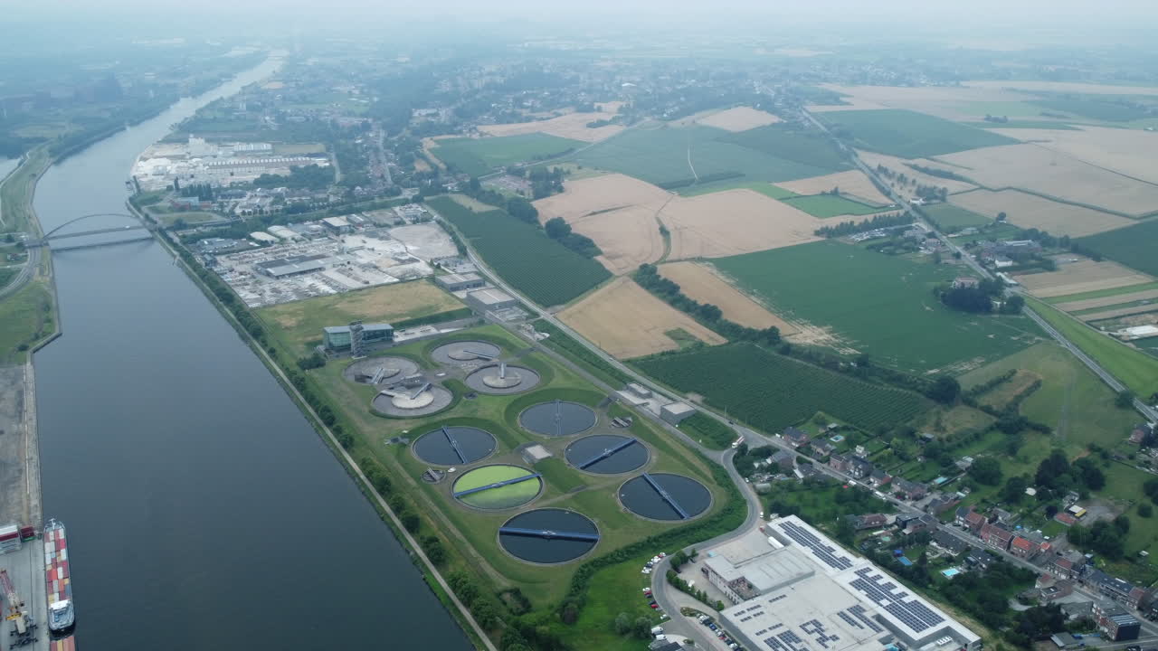 수처리 시설과 운하 풍경의 공중 사진