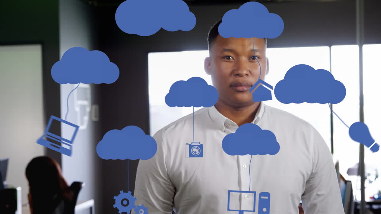 animación de la red de iconos digitales y nubes sobre el hombre de negocios en la oficina