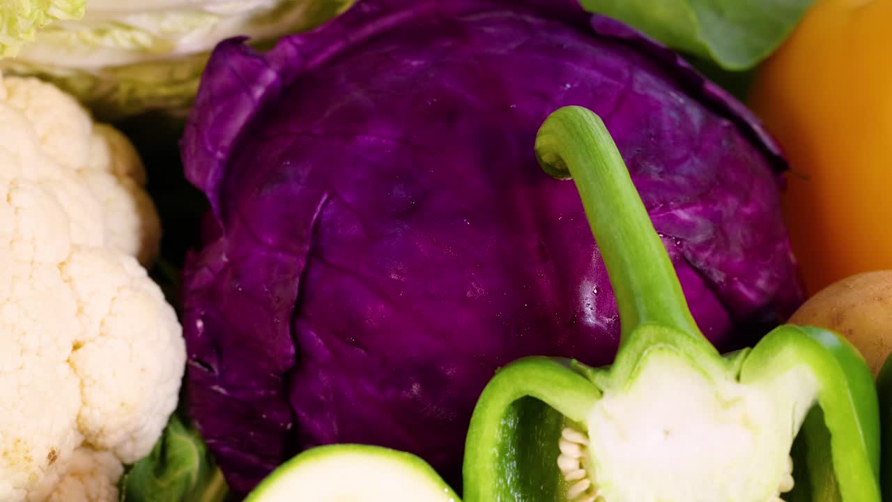 hortalizas variadas expuestas sobre un fondo blanco