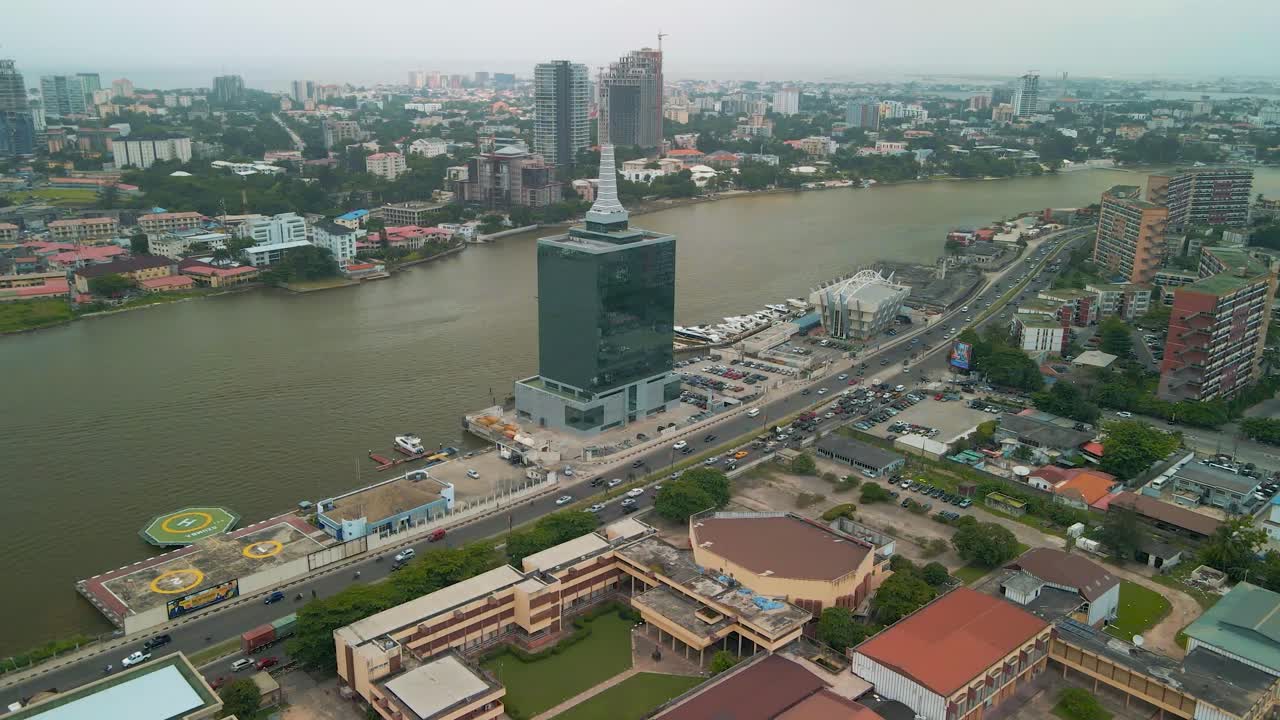 tráfico y paisaje urbano del puente falomo, la facultad de derecho de lagos y la torre del centro cívico en lagos, nigeria