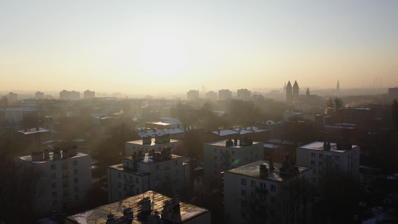 Video aereo di una città europea con denso smog e inquinamento atmosferico che rappresenta un rischio per la salute.