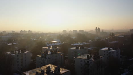 Video-Aéreo-De-Una-Ciudad-Europea-Con-Esmog-Espeso-Y-Contaminación-Del-Aire-Que-Representa-Un-Riesgo-Para-La-Salud