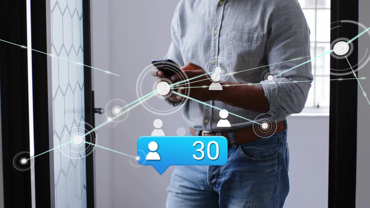 Animazione di una rete di connessioni con icone su un uomo che usa lo smartphone