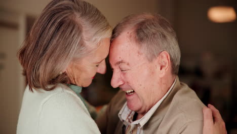 una pareja de ancianos afectuosos.