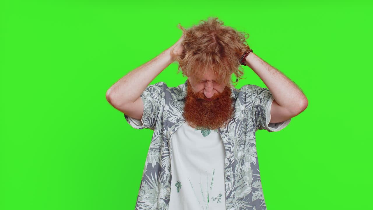 긴장과 스트레스 통증으로 고통받는 젊은 남자가 두통을 치료하기 위해  ⁇ 을  ⁇ 고 있습니다.