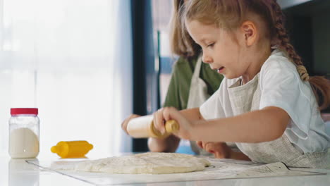 La-Chica-Con-La-Madre-En-La-Cocina-Cocina-La-Comida.