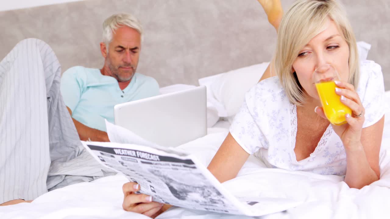 아침 에 침대 에서 휴식을 취 하는 부부