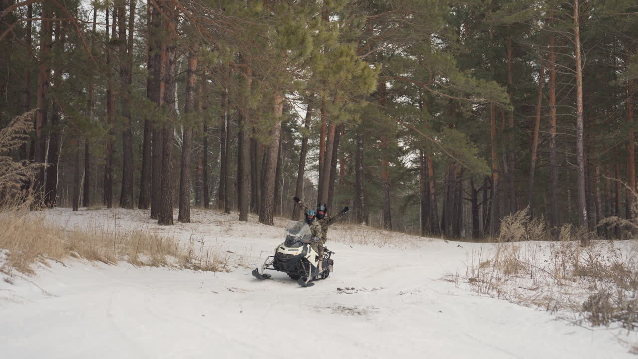 La motoslitta scopre il ghiaccio. La motoslitta rivela un sentiero ghiacciato nella foresta. Il pilota scopre un percorso boschivo ghiacciato usando la motoslitta. La motoslitta ha scoperto una radura ghiacciata nel bosco per l'esplorazione del pilota.