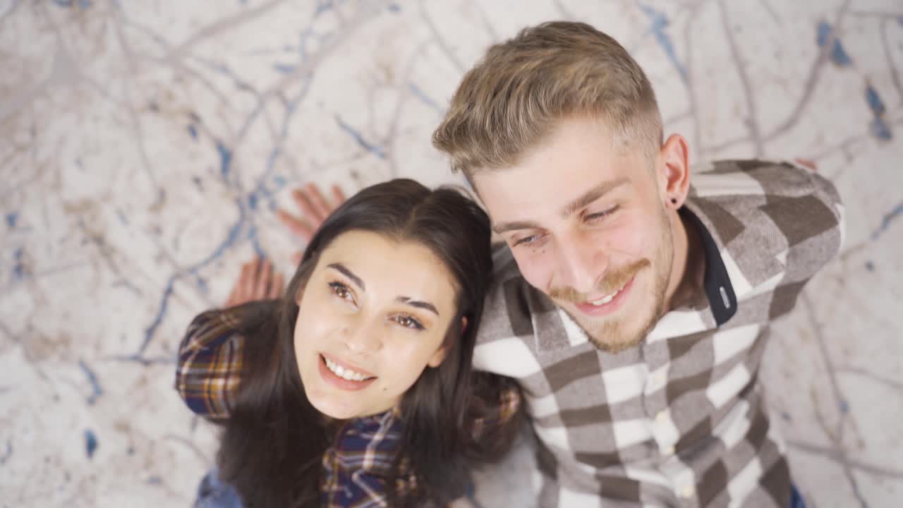 행복한 젊은 커플이 하늘을 쳐다보고, 꿈을 꾸고, 문제를 겪고 있습니다.