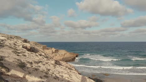 paisaje nublado de la playa de porto santo con olas turquesas en piedra caliza blanca