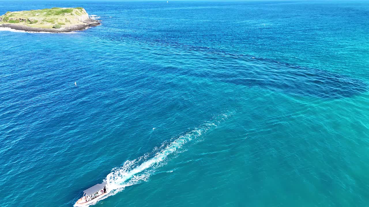 보트 가 은 파란 물 을 가로질러 항해 한다