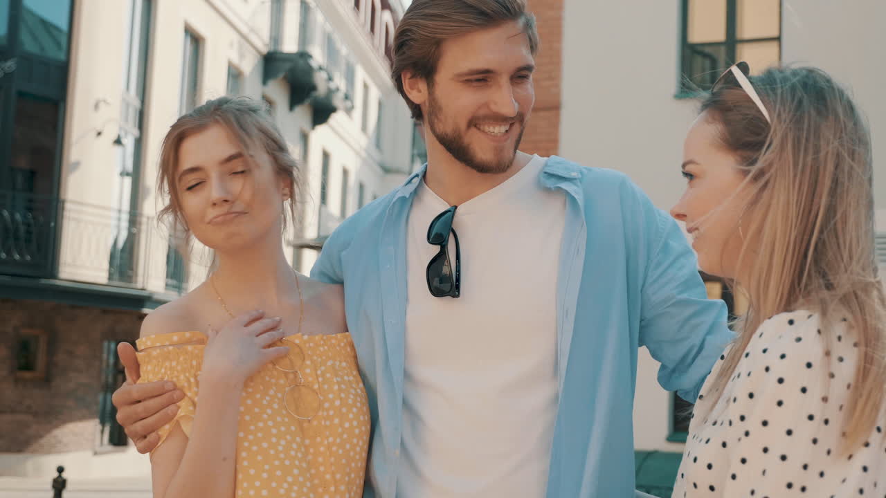 друзья наслаждаются разговором в городе