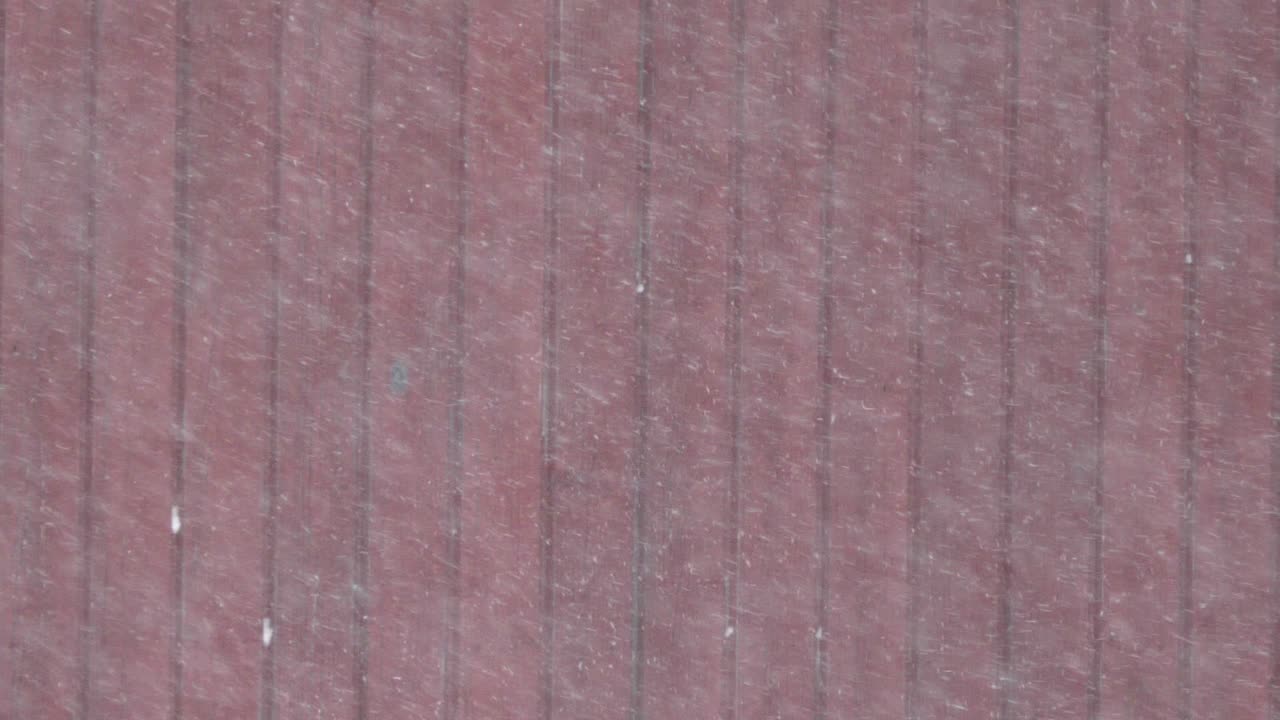 ventisca pesada aislada en el fondo del marco de la casa de madera en tiro estático