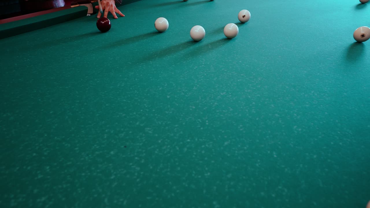 러시아 빌리어드를 하는 백인 남성, 이 게임은 피라미드 빌리어드라고 알려져 있습니다.