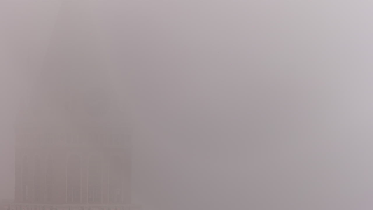 la mano del reloj girando en una iglesia o torre de construcción en un día de niebla en san francisco - lapso de tiempo