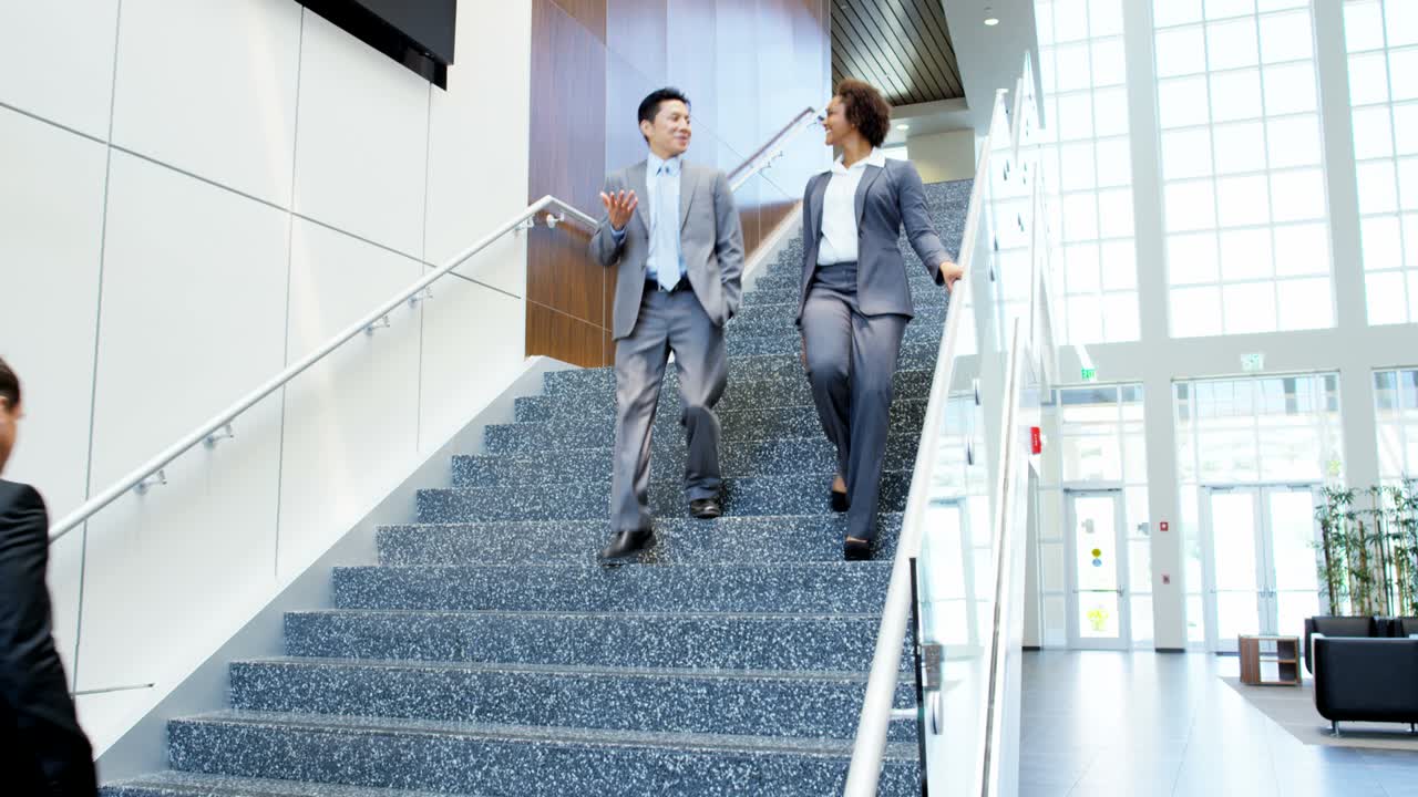 squadra immobiliare maschile-femmina che utilizza la tecnologia tablet