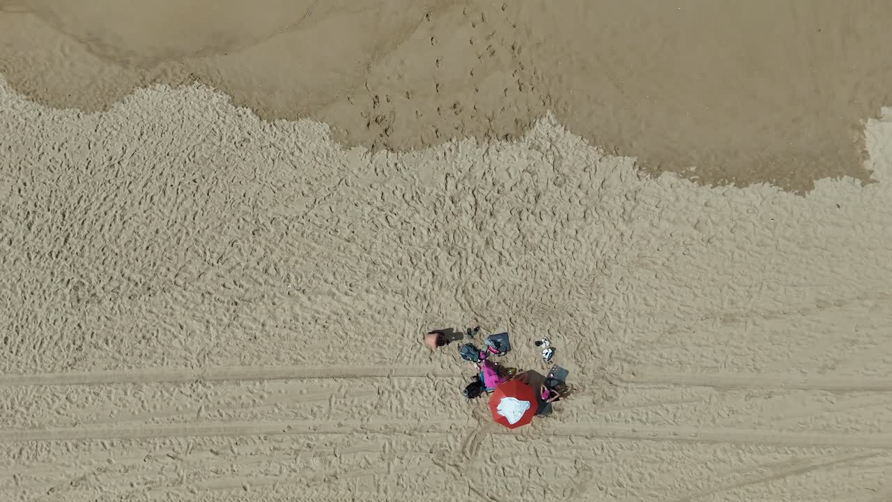 사람 들 과 파도 들 이 있는 해변 의 공중 풍경