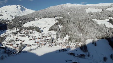 Asentamientos-Cubiertos-De-Nieve-Y-Bosques-En-Las-Montañas-De-Saalbach-hinterglemm,-Austria