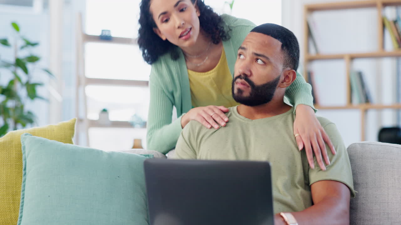 computadora portátil, trabajo a distancia y estrés