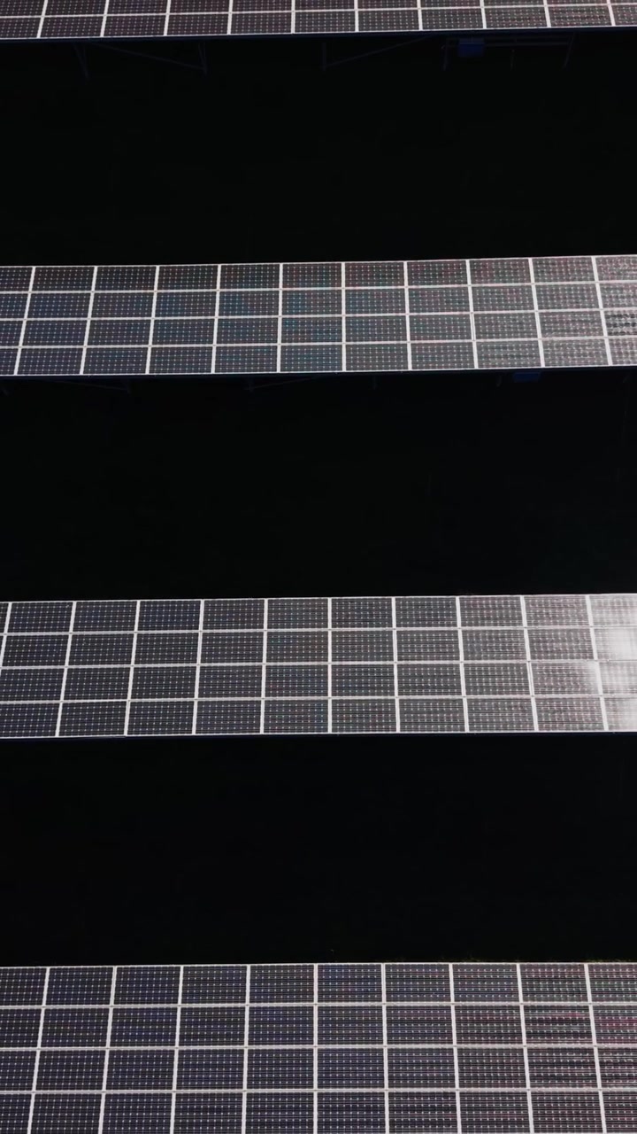 Pannelli solari installati su una grande struttura sotto un cielo sereno alla luce del giorno
