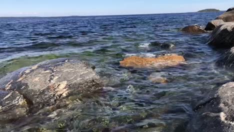 costas rocosas en karelia, rusia con agua azul cristalina y un entorno verde