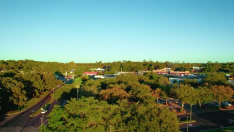 Vista-Aérea-Del-Fundador-De-Gainesville,-Florida,-Destacando-La-Intersección-Del-Crecimiento-Urbano-Y-Los-Paisajes-Naturales-En-El-Corazón-De-Florida.