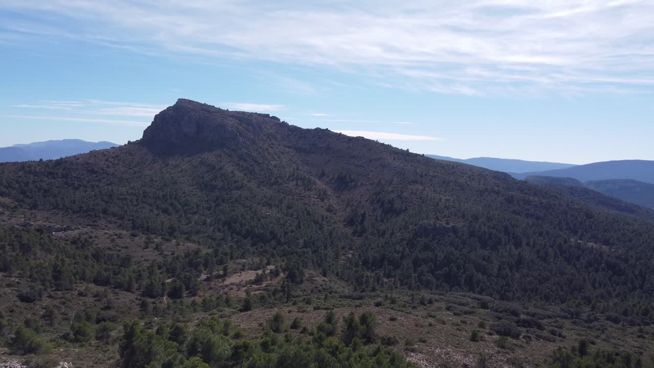 colinas montañosas en la región de murcia de españa, paisaje natural aéreo establecer tiro