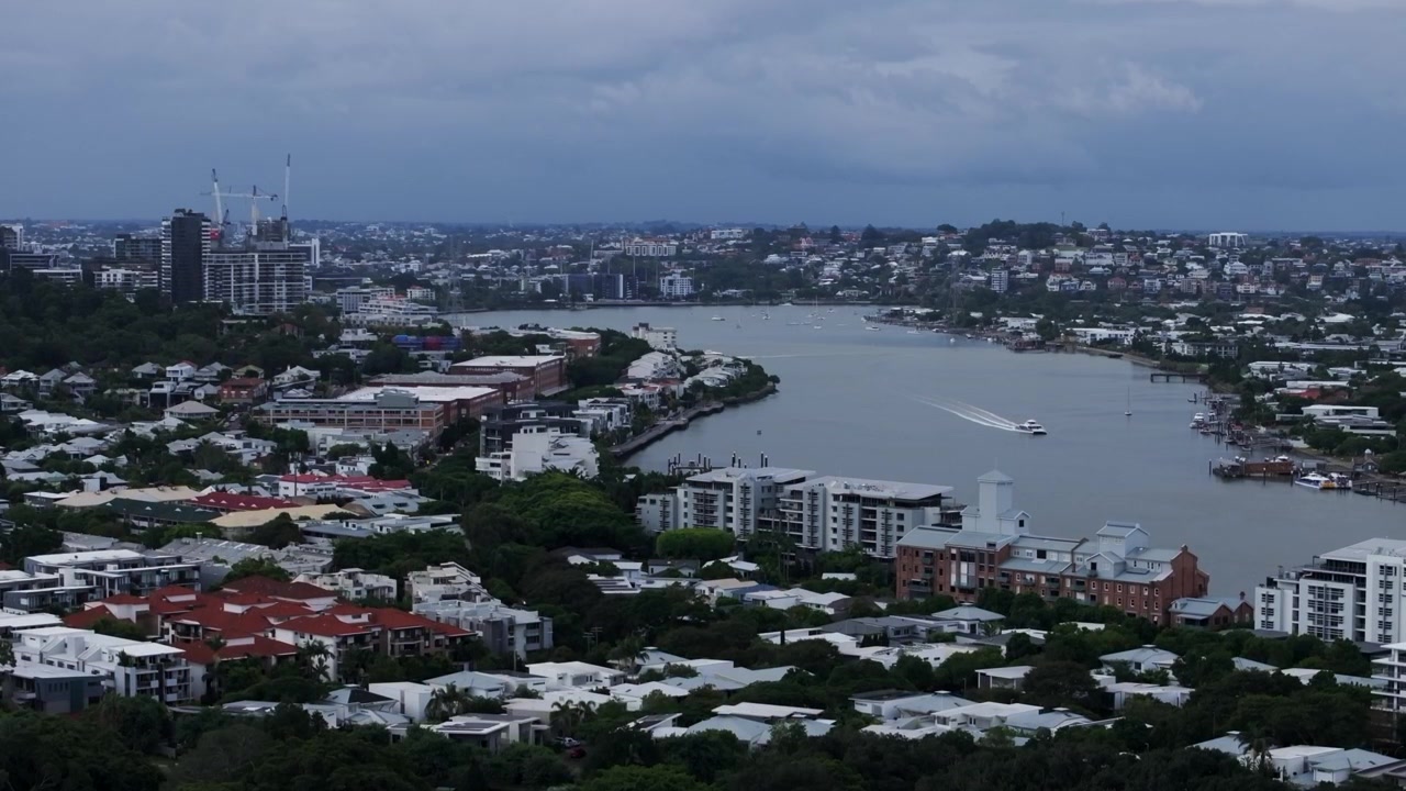 Brissy Fiume di Brisbane Città Montagne Glass House Australia Story Bridge drone aereo cielo blu mattina nuvolosa estate autunno inverno grattacielo australiano traghetto Citycat barca Parco dei Canguri Scogliere inquadratura statica.