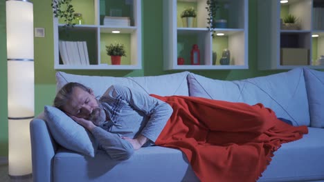 hombre confundido y pensativo que tiene problemas para dormir por la noche.