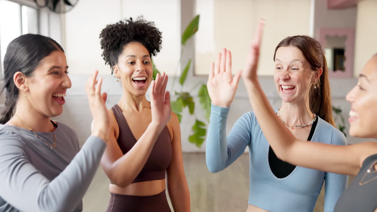 Gruppo di donne che festeggiano un traguardo di fitness con un cinque alto