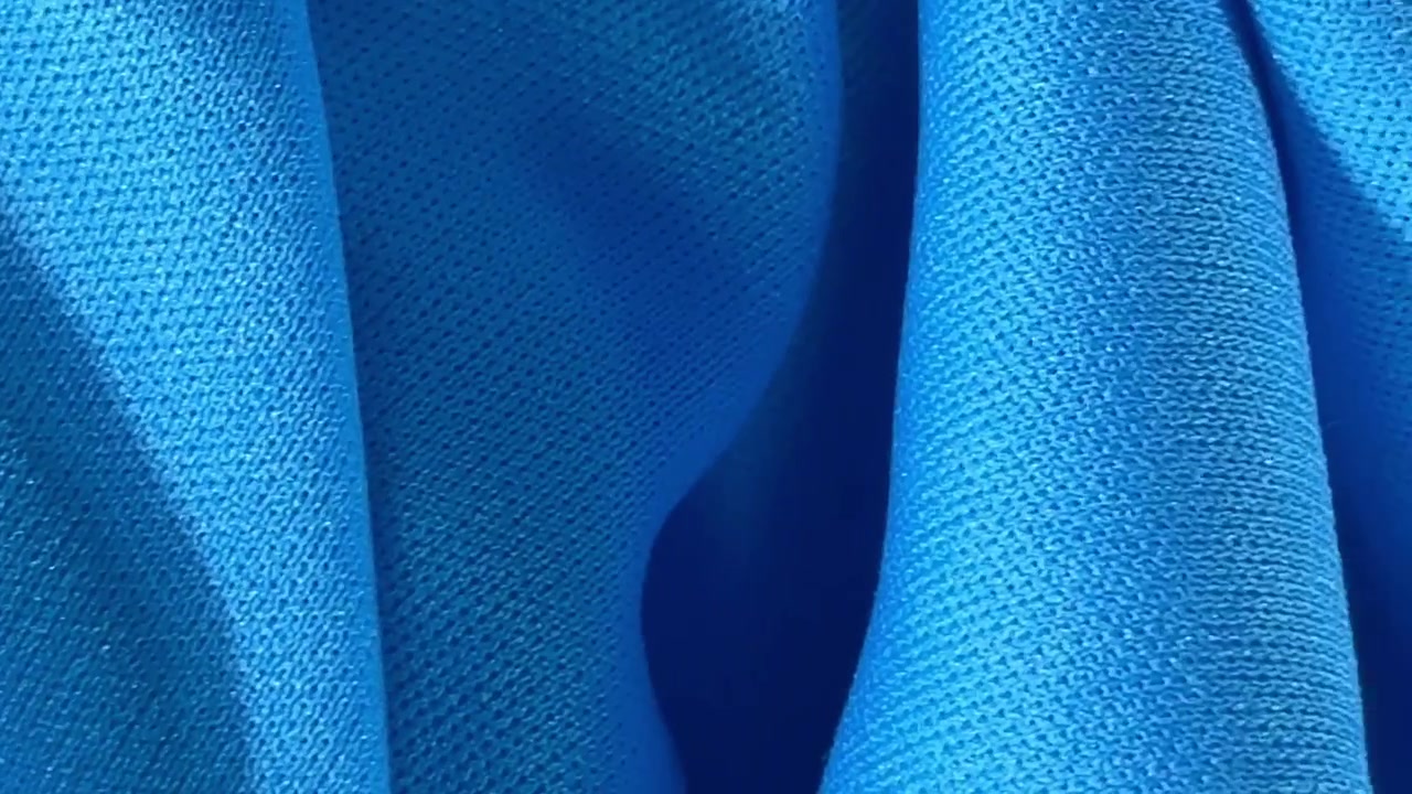 Gros plan sur une texture de tissu bleu avec des plis doux