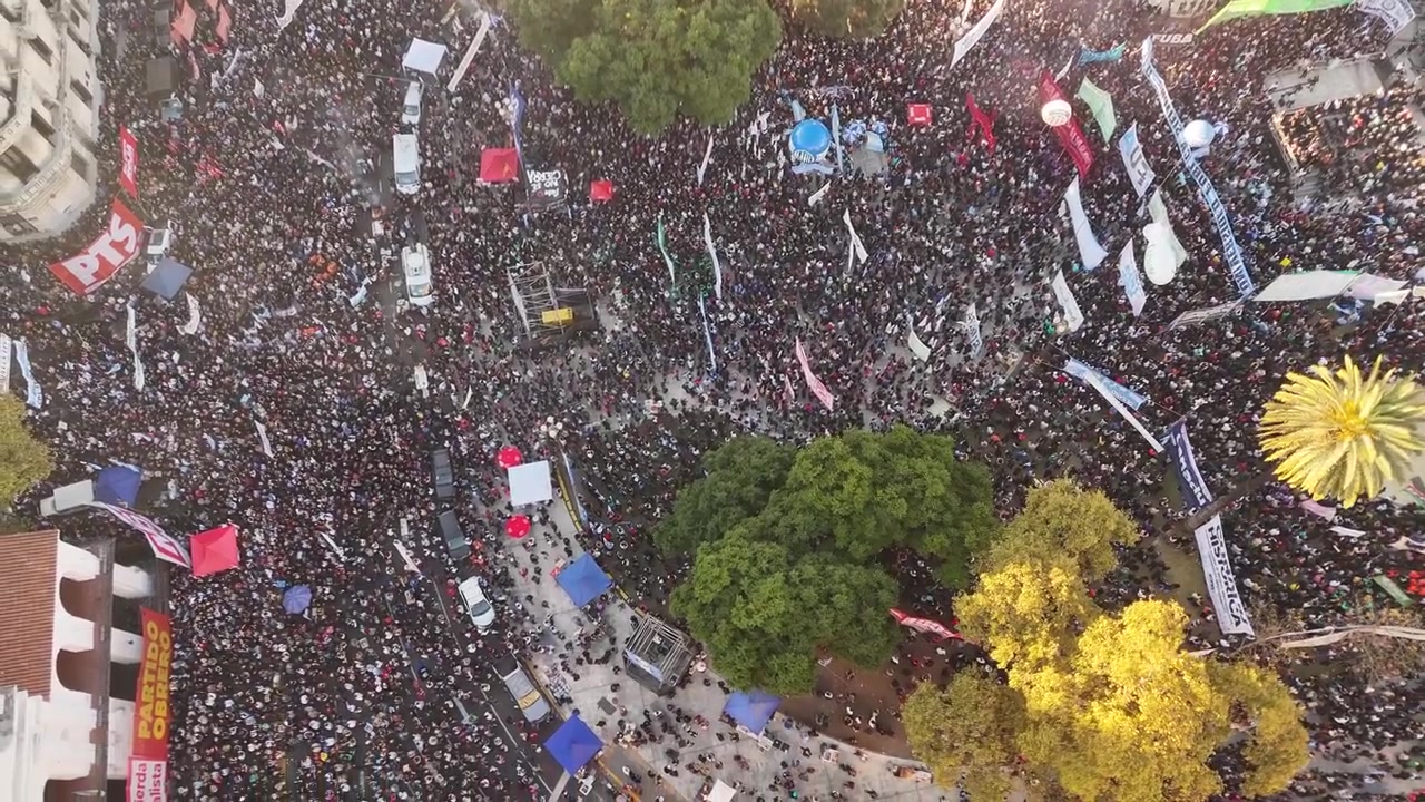 Buenos Aires, Plaza de Mayo'daki Mayıs 2026 üniversite protestosunun devasa ölçeğini ortaya koyan dramatik bir 4K 60FPS drone aşağı eğim çekimi. Halk eğitimi için yapılan gösterinin editoryal görüntüleri.