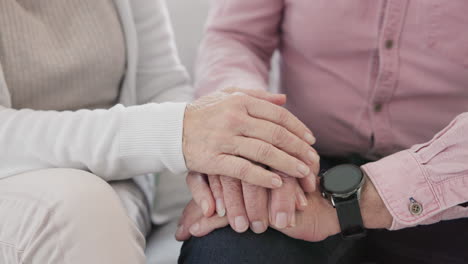 primer plano de una pareja de ancianos tomados de la mano por amor