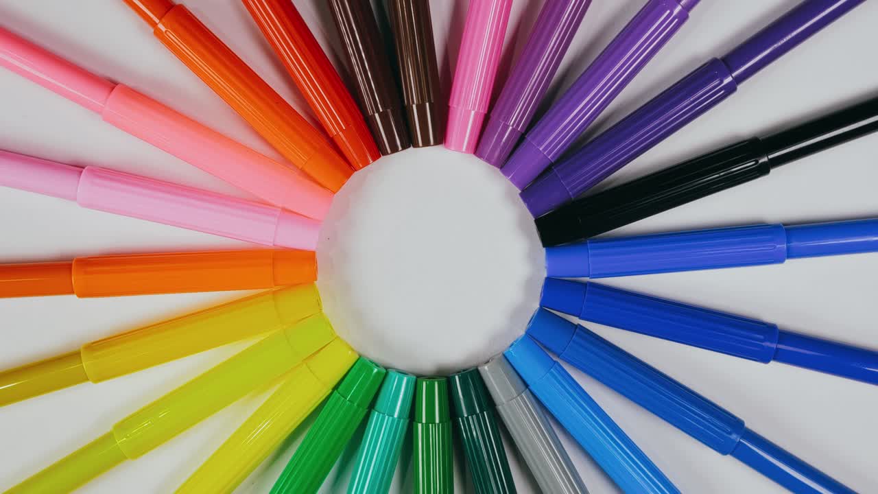 el bolígrafo se sintió en el tocadiscos. el marcador girar girar. girar, crear patrón, hacer el diseño de la forma del círculo. vista superior, colocación plana