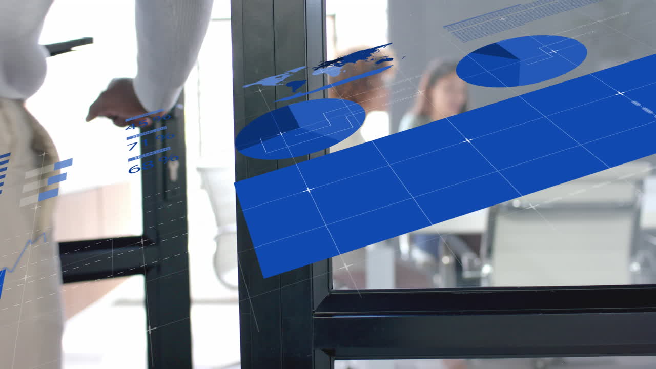 procesamiento de datos en la interfaz sobre un hombre de negocios que se une a diversos colegas en una reunión de oficina