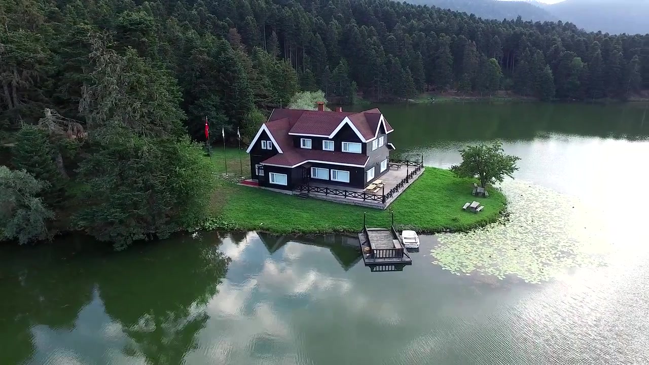 湖畔にある木造住宅の空撮。