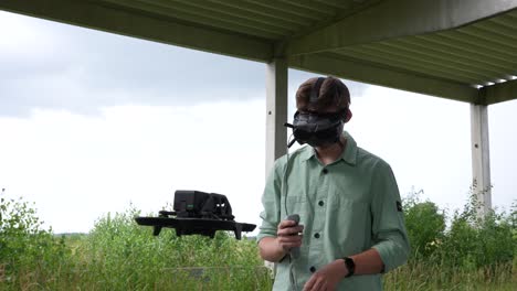 Fpv-drohne-Vor-Jungem-Männlichen-Piloten-Mit-Brille-Vr-headset-Und-Bewegungsfernbedienung