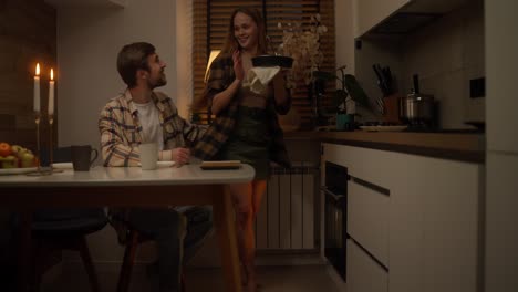 pareja cocinando la cena en casa