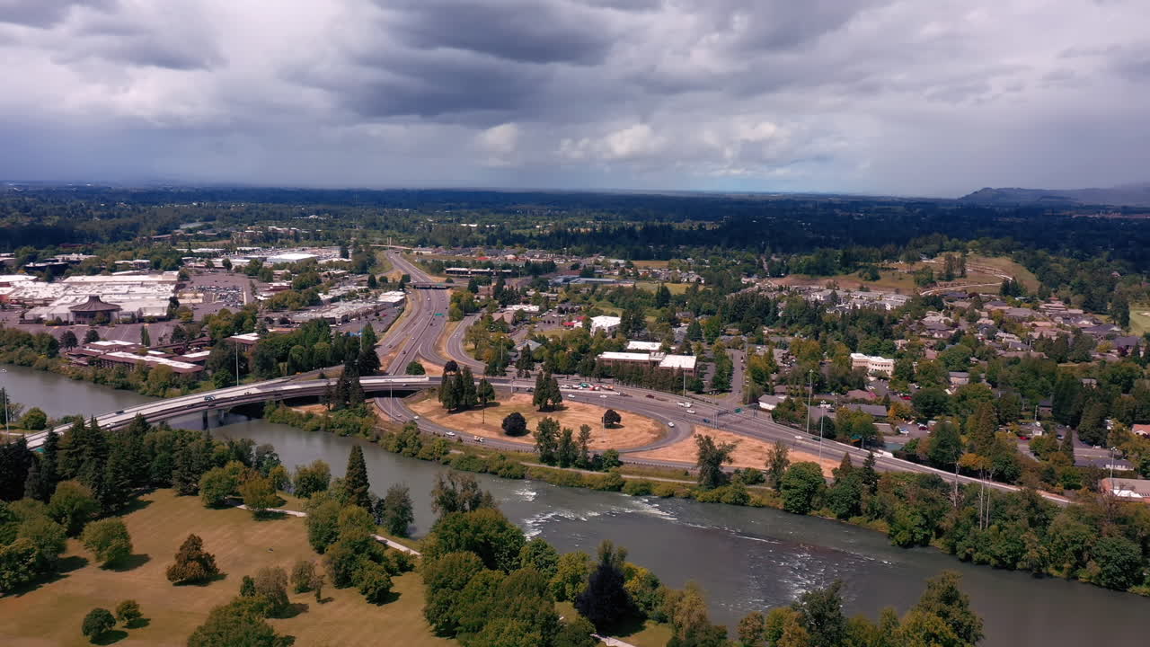 vehículos circulando en oregon ruta 126 con interestatal 105 sobre el río willamette cerca de la ciudad de eugene desde el parque kiwanis en oregon