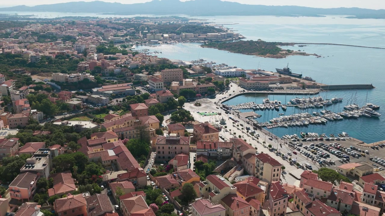Una vista aerea panoramica sul centro storico e sul porto di La Maddalena, una popolare destinazione per la vela e i viaggi, rinomata per le sue viste mozzafiato, la storia e il paesaggio costiero mediterraneo in Sardegna, Italia.
