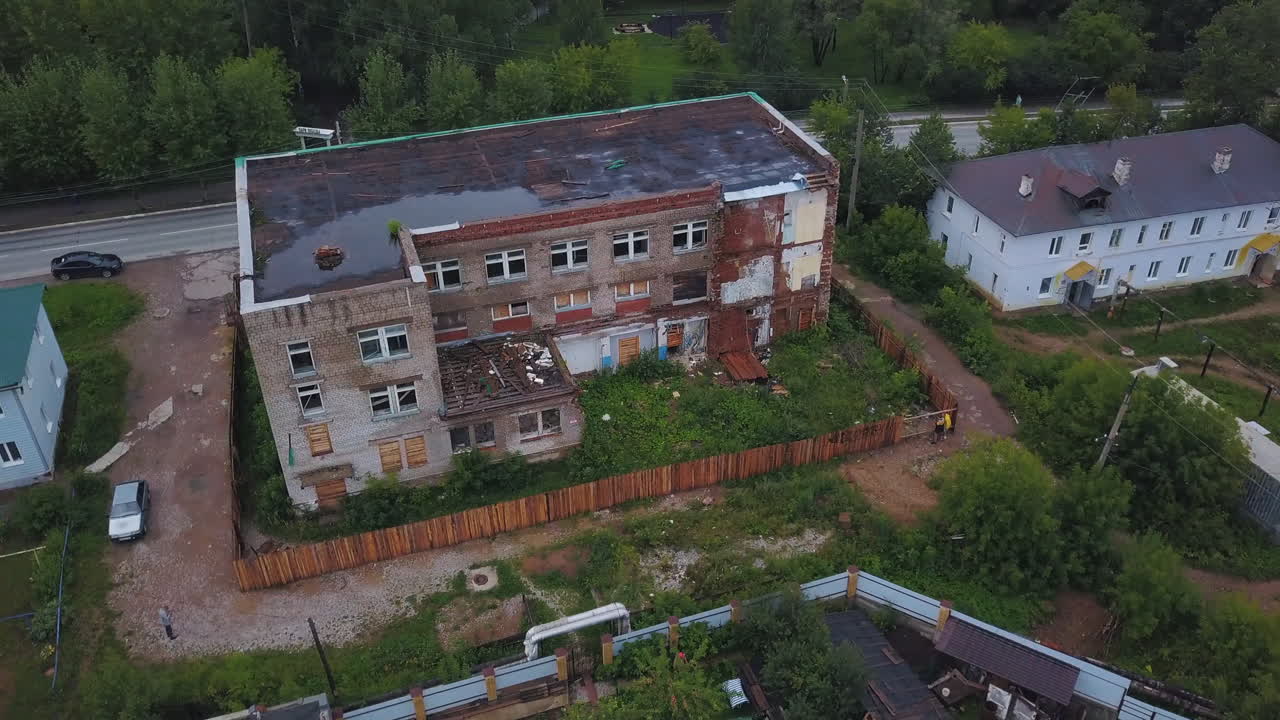 마을 에 있는 버려진 건물 의 공중 사진