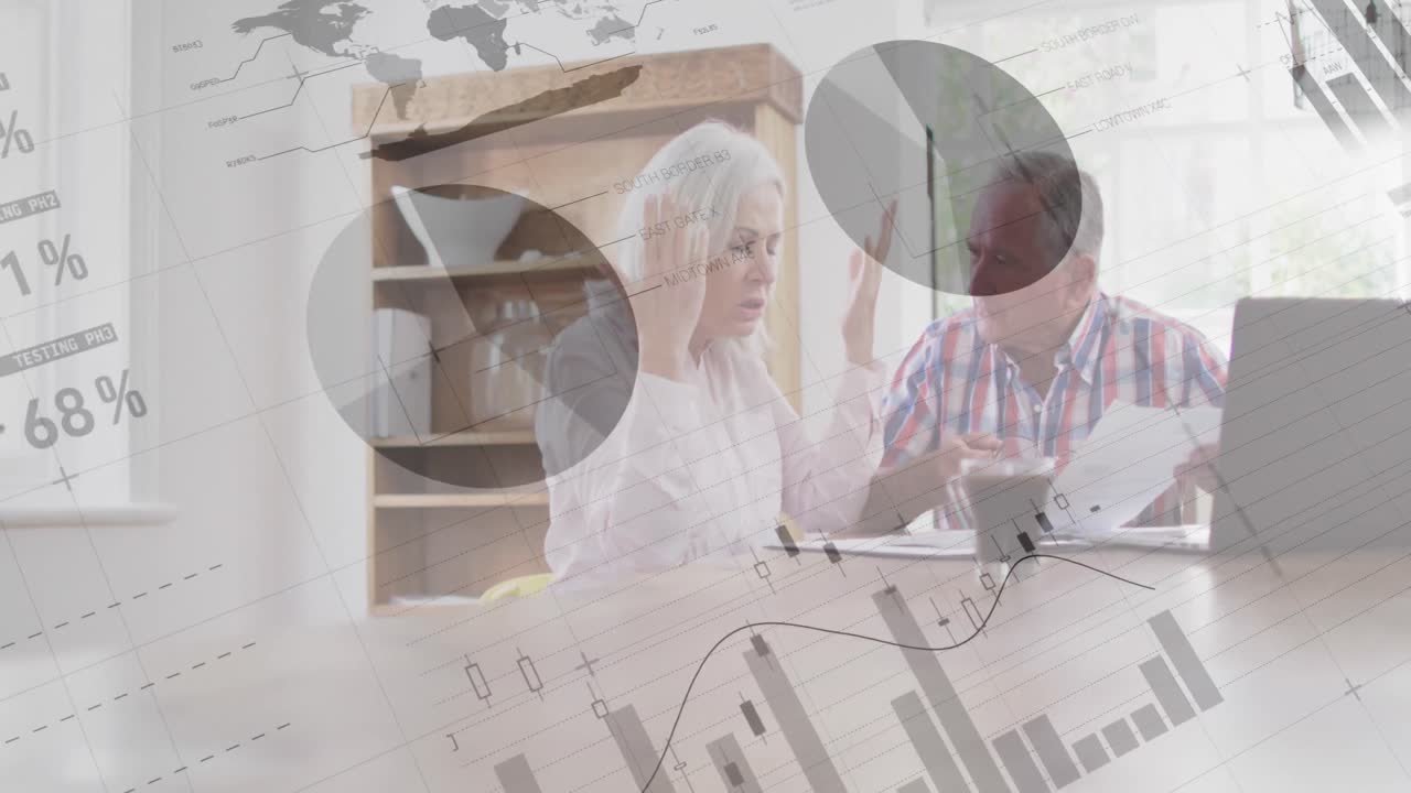 анимация обработки данных над пожилой кавказской парой с помощью ноутбука