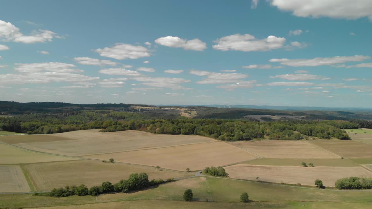 воздушный пейзаж сельскохозяйственных угодий и сельской местности в германии, день с ярко-голубым небом