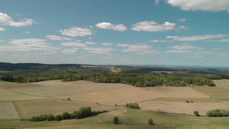 paisaje aéreo de tierras de cultivo y campo en alemania, día de cielo azul brillante