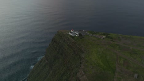 Drohnenaufnahme-Eines-Leuchtturms-Auf-Einem-Hügel-Und-Blick-Auf-Das-Meer