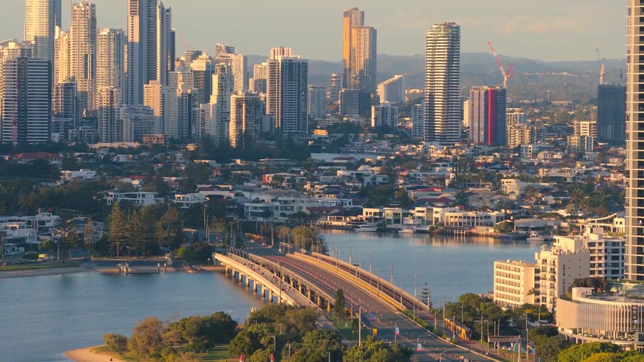 Filmato aereo orizzontale con panoramica a sinistra e carrellata a destra su Southport, Surfers Paradise e la Maratona della Gold Coast, Queensland, Australia.