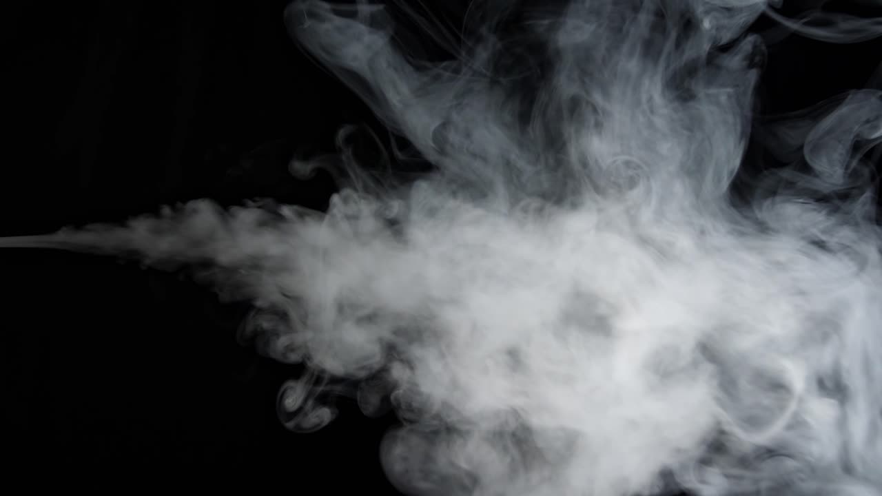 물 증기: 검은 바탕에 압력 아래의 증기 증기의 색 제트, 공기에 뜨거운 물의 미세 방울이 분사, 건조한 연기 안개